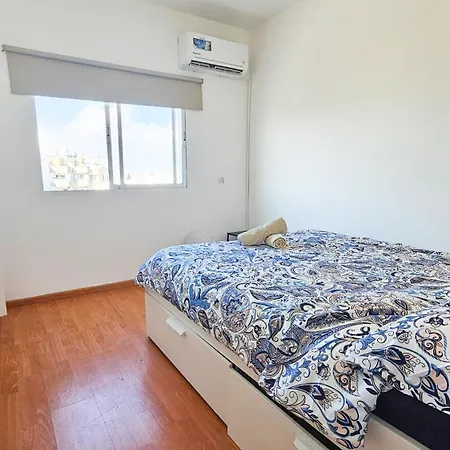 Rooms, 500m To Marina ホームステイ ラルナカ