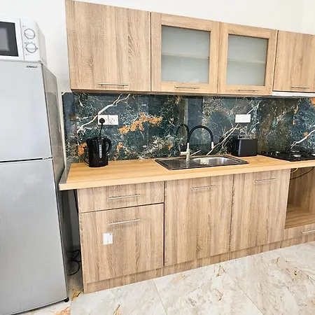 Homestay Rooms, 500m To Marina