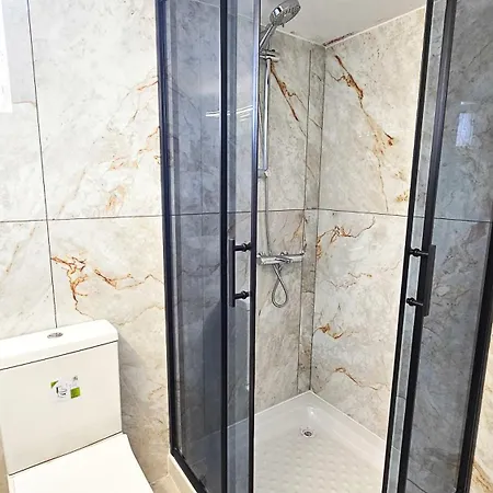 Rooms, 500m To Marina لارنكا