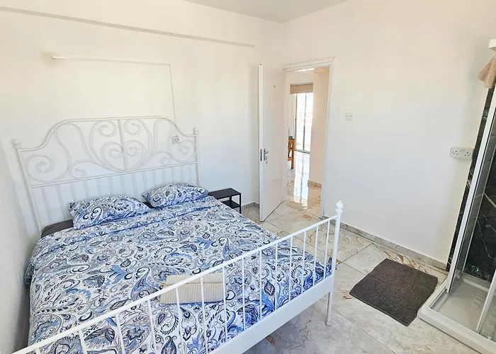 Privatunterkunft Rooms, 500m To Marina